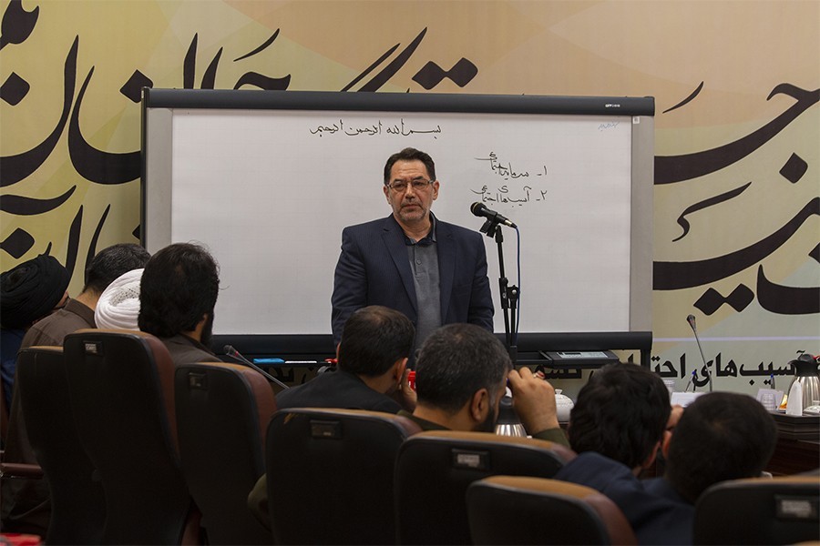 بهمن مشکینی: مداحان مردم را به تقویت ارتباطات اجتماعی دعوت کنند/رفع مشکلات نیازمند پیوستگی مردم است